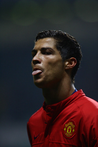 Cristiano_Ronaldo_of_Manchester_United,_November_5,_2008 (1)